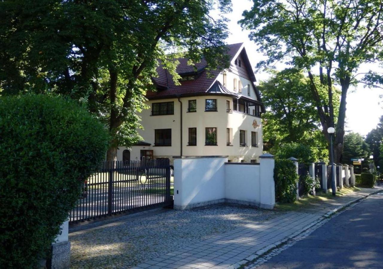 Hotel Jasny Dwor à Polanica-Zdrój Extérieur photo