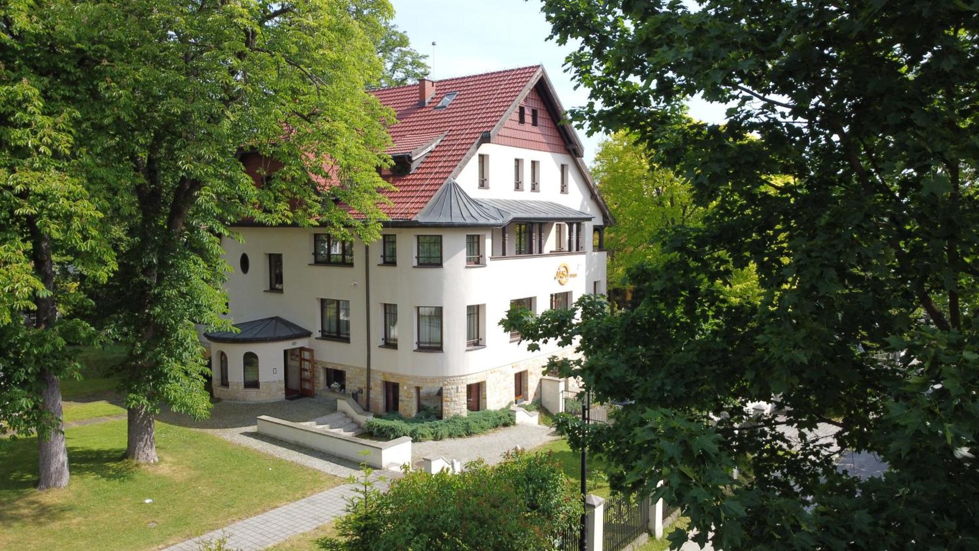 Hotel Jasny Dwor à Polanica-Zdrój Extérieur photo