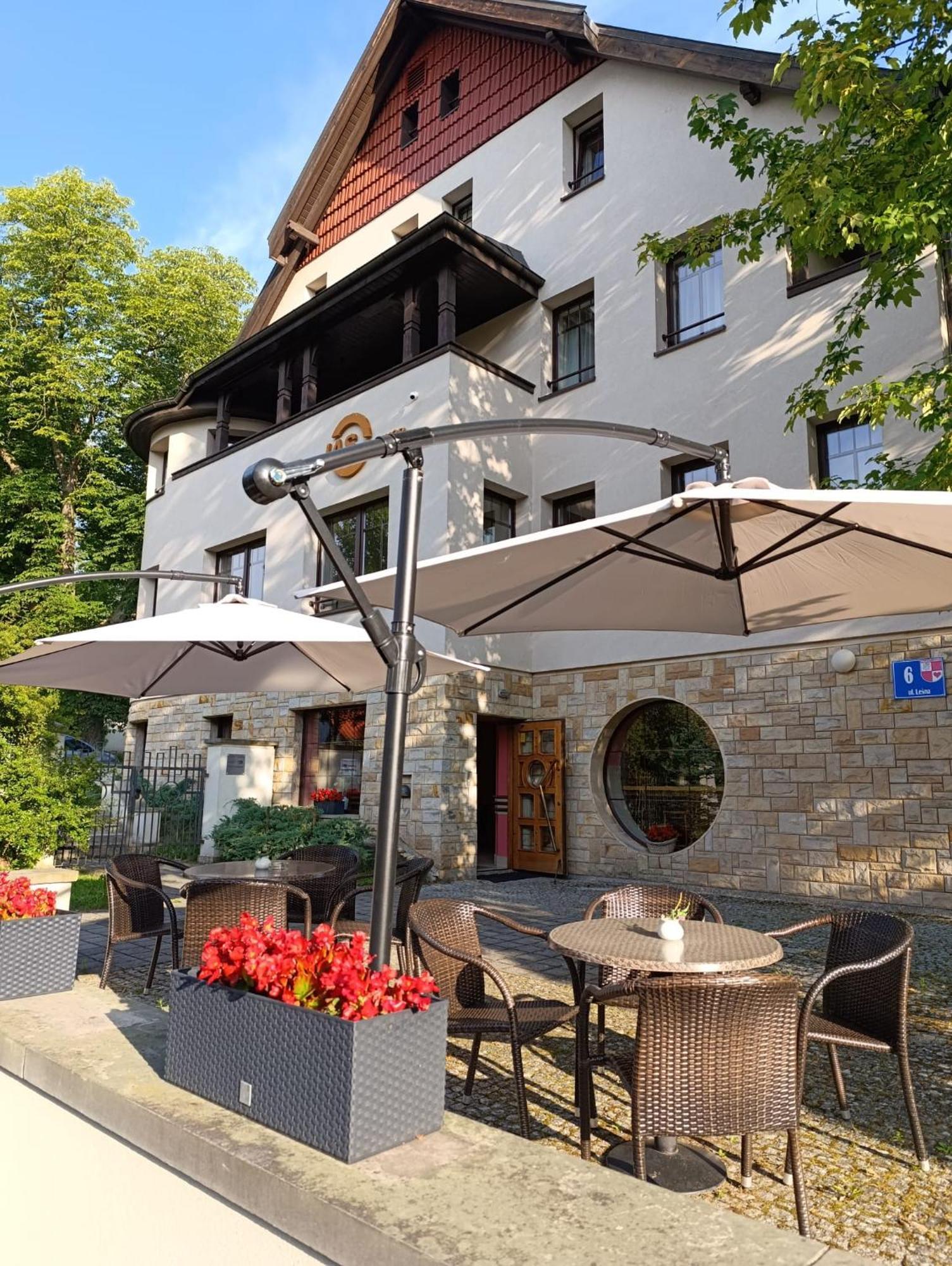 Hotel Jasny Dwor à Polanica-Zdrój Extérieur photo