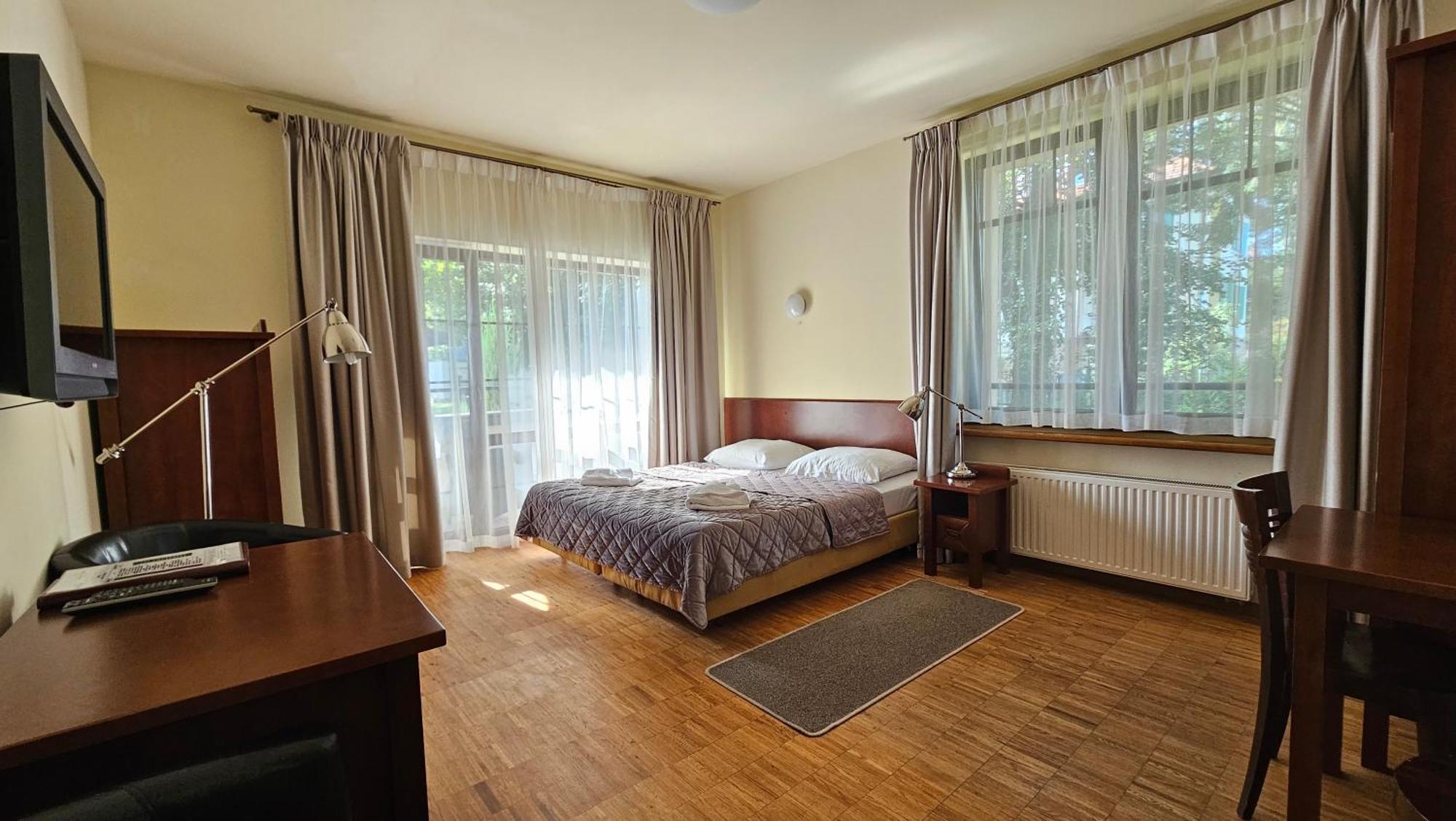 Hotel Jasny Dwor à Polanica-Zdrój Extérieur photo